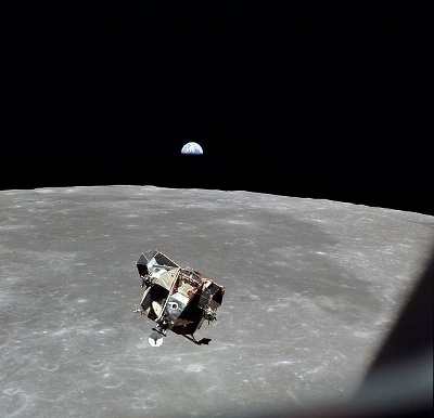 621px-Apollo_11_lunar_module (400x386).jpg